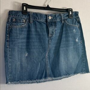 Old Navy Women’s Med Wash Distressed Denim Mini Skirt. Sz 10